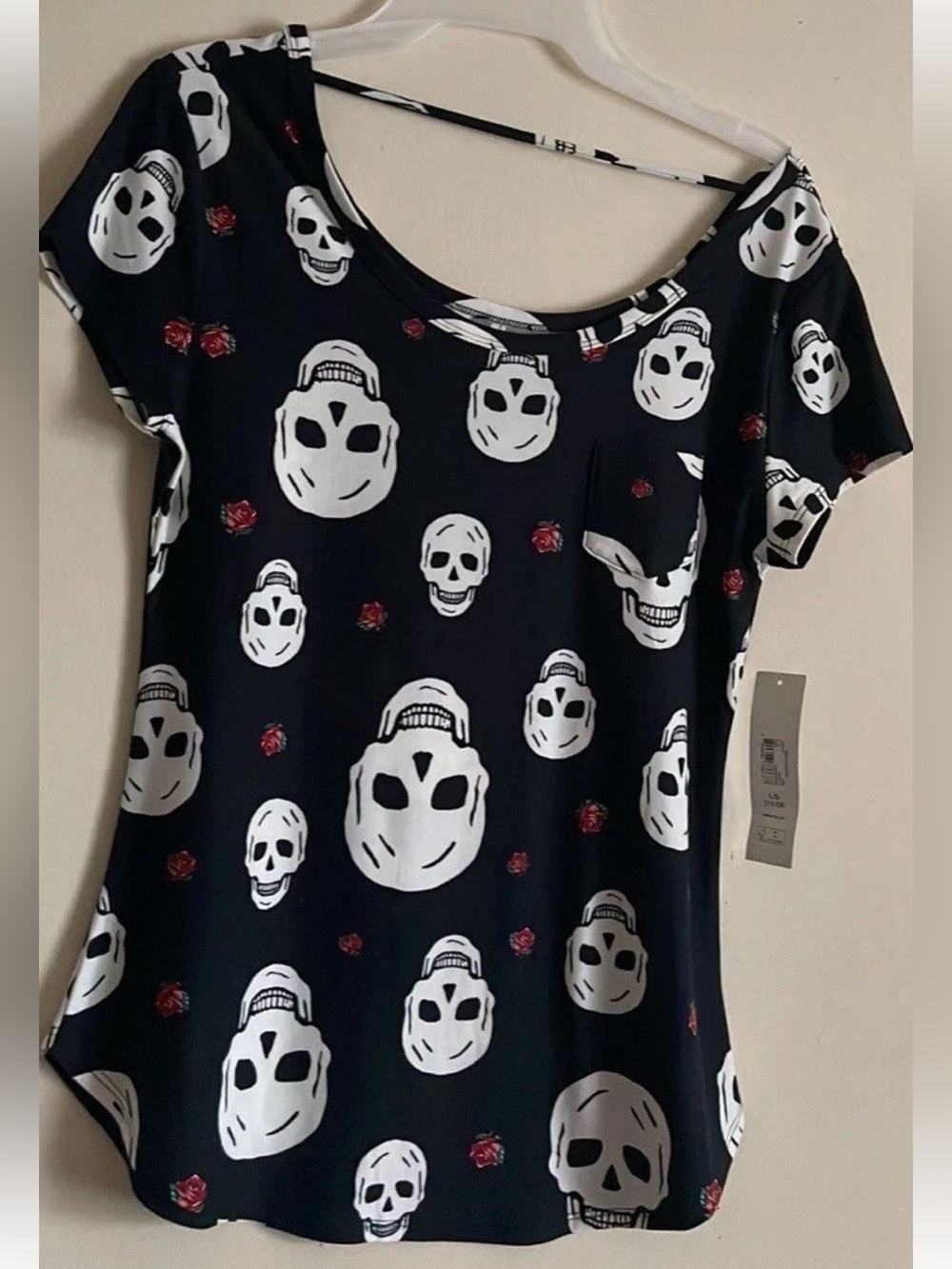 Juniors skull shirt